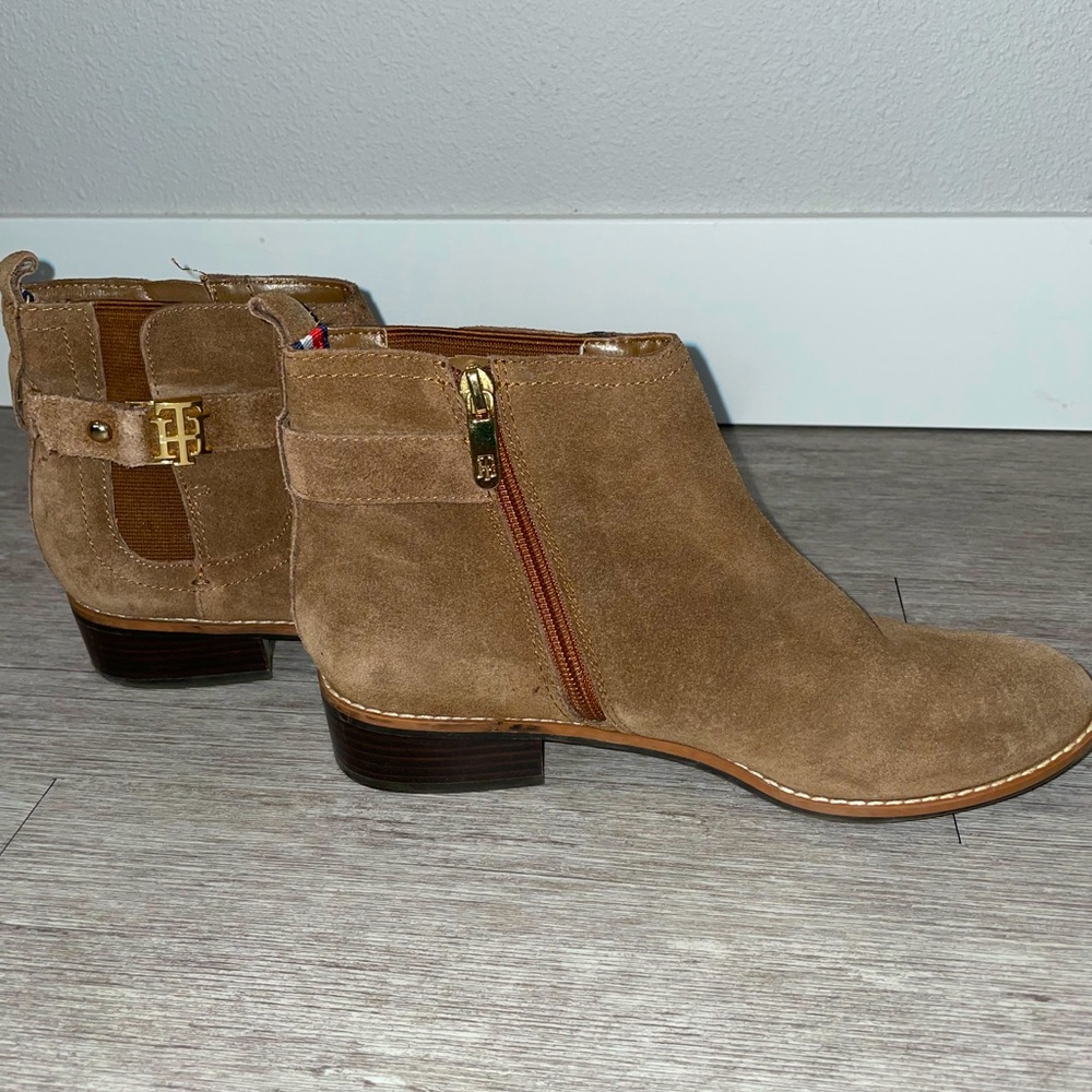 Tommy Hilfiger Low Heeled Suede Ankle Boot - Size 7